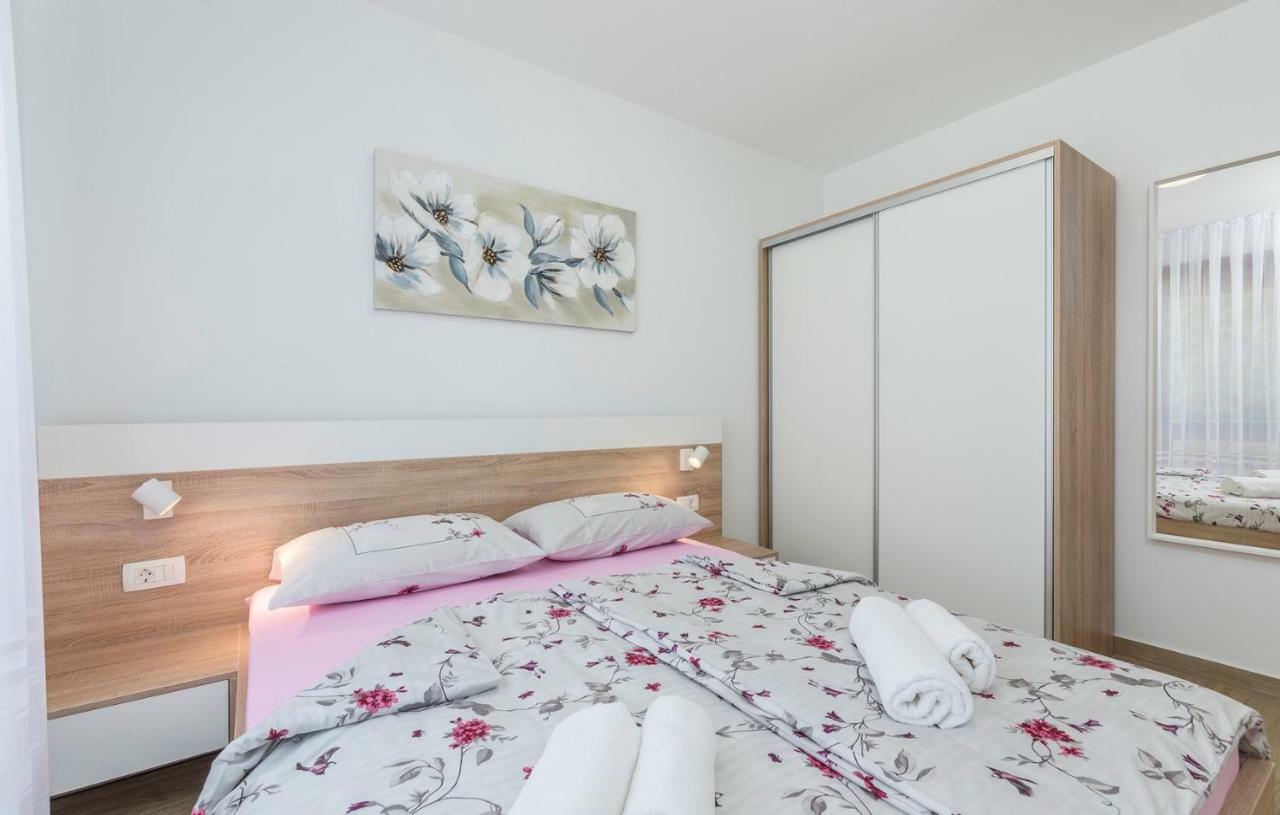 Apartments Hana In Funtana Kültér fotó