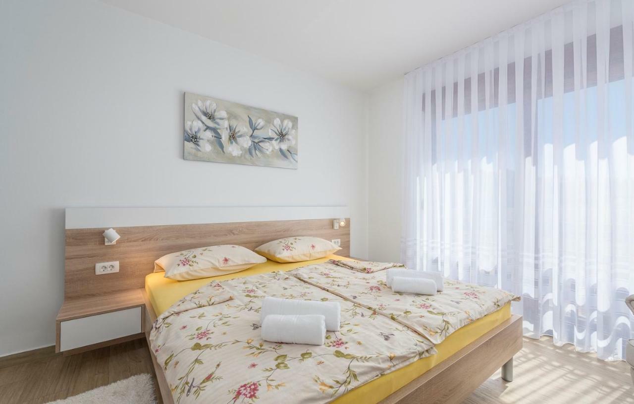 Apartments Hana In Funtana Kültér fotó
