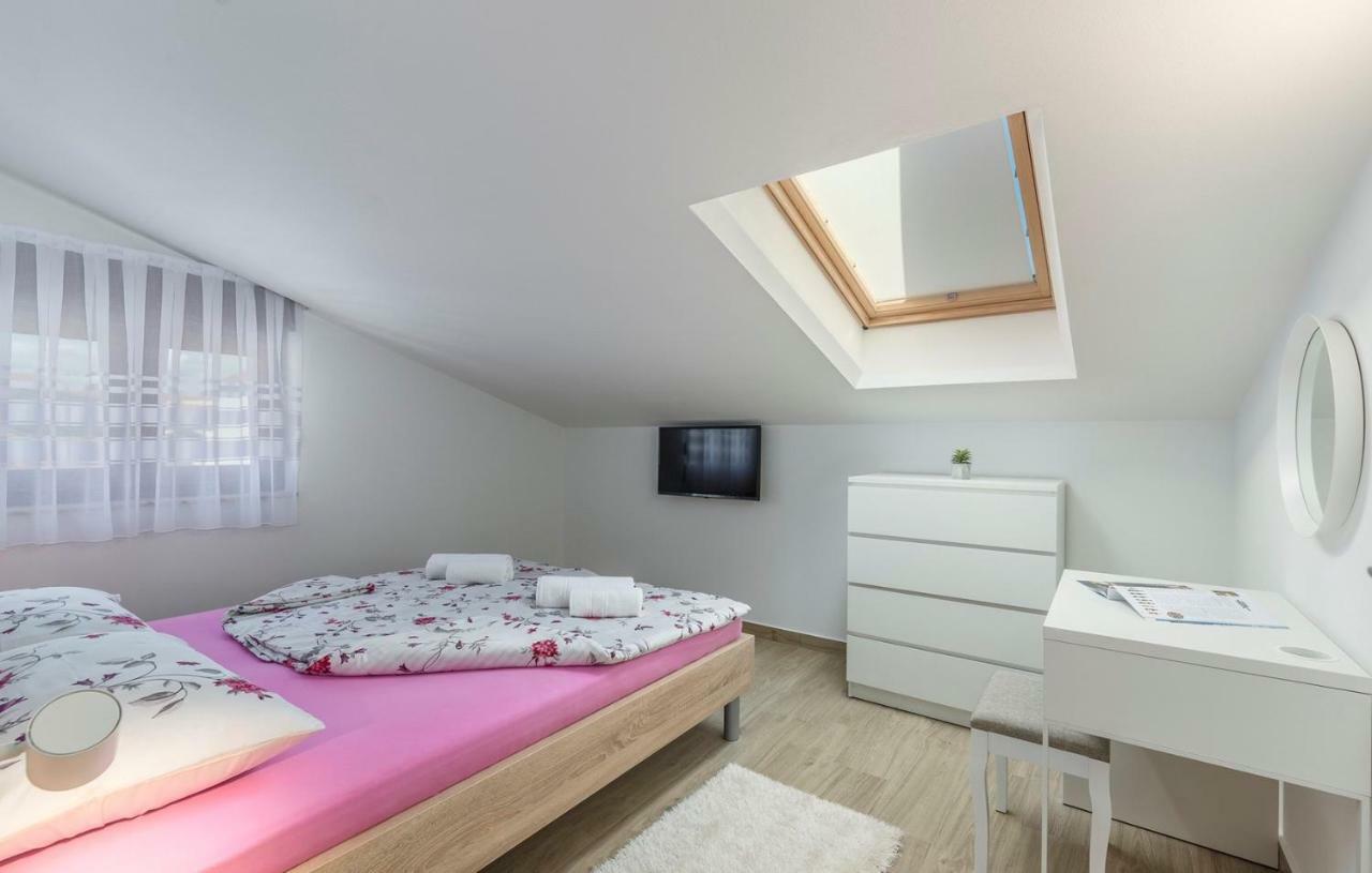 Apartments Hana In Funtana Kültér fotó